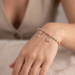Pulsera Esferas Facetadas en Tres Oros con Dijes de Llave y Candado - Imagen 2