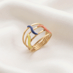 Anillo de la Selección de Ecuador Bañado en Oro con Diseño Tricolor de Líneas Fluidas