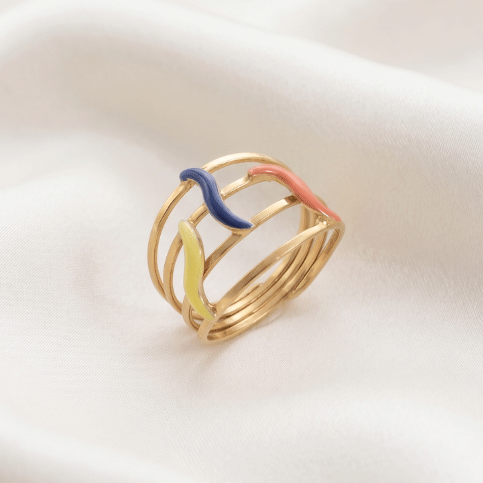 153 Anillo de la Selección de Ecuador Bañado en Oro con Diseño Tricolor de Líneas Fluidas - Imagen 1