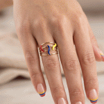 Anillo de la Selección de Ecuador Bañado en Oro con Diseño Tricolor de Líneas Fluidas - Imagen 2