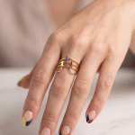 Anillo de la Selección de Ecuador Bañado en Oro con Diseño Tricolor de Barras Geométricas - Imagen 2