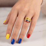 Anillo de la Selección de Ecuador Bañado en Oro con Diseño Tricolor de Bandas Cruzadas - Imagen 2