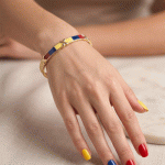 Pulsera Rígida de la Selección de Ecuador Bañada en Oro con Esmalte Tricolor y Detalles en "X" - Imagen 2