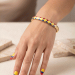 Pulsera Rígida de la Selección de Ecuador Bañada en Oro con Patrón de Rombos Tricolor - Imagen 2