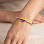 Pulsera Ajustable Bañada en Oro con Dije de Corazón Esmaltado de la Selección de Ecuador - Imagen 2