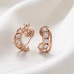 Aretes de Clip Bañados en Oro Italiano de 24KT con Diseño de Media Argolla y Circones Multifacetados