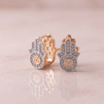 Argollas Huggies Bañadas en Oro Italiano de 24KT con Dije de Mano de Fátima (Hamsa) y Circones
