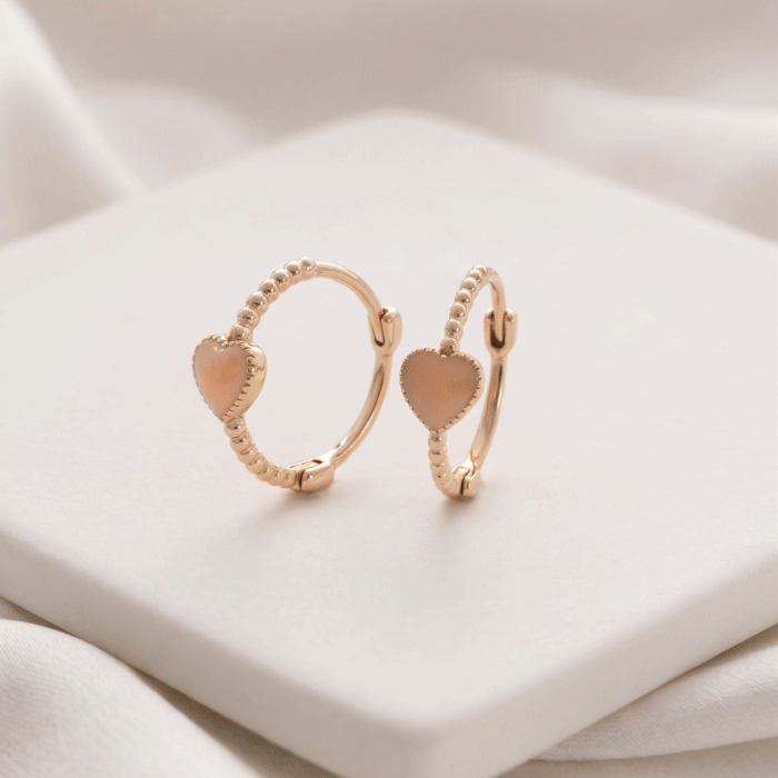 207 Argollas Huggies Bañadas en Oro Italiano de 24KT con Diseño de Balines y Corazón en Tono Rosa Pastel - Imagen 1