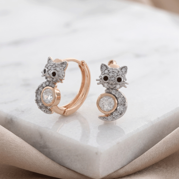 211 Argollas Huggies Bañadas en Oro Italiano de 24KT con Silueta de Gatito en Circones Bicolor - Imagen 1