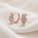 Argollas Huggies Bañadas en Oro Italiano de 24KT con Diseño de Vaso de Helado en Circones y Estrella Celeste