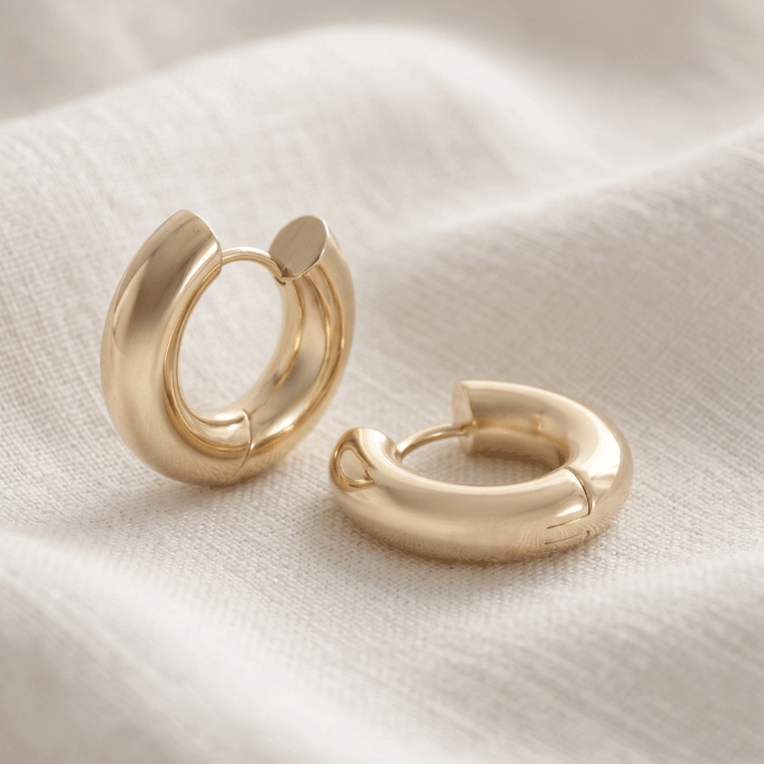 221 Argollas Huggies Chunky Gruesas Bañadas en Oro con Acabado Liso Pulido - Imagen 1