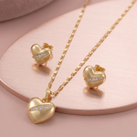 Juego de Cadena, Aretes y Dije Bañado en Oro con Diseño de Corazón Abombado y Línea de Circones