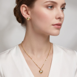 Juego de Cadena, Aretes y Dije Bañado en Oro con Diseño de Corazón Abombado y Línea de Circones - Imagen 2