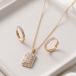 Juego de Cadena, Dije Rectangular y Argollas Huggies Bañado en Oro con Pavé Completo de Circones
