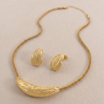 Juego de Collar y Aretes Bañados en Oro con Barra Curva y Labrado de Espiga en Relieve