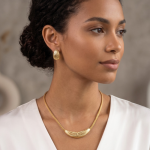Juego de Collar y Aretes Bañados en Oro con Barra Curva y Labrado de Espiga en Relieve - Imagen 2