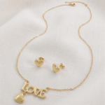 Juego de Collar y Aretes Bañados en Oro con Palabra "LOVE" y Dijes de Corazón Abombado