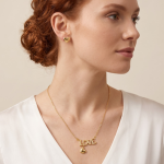 Juego de Collar y Aretes Bañados en Oro con Palabra "LOVE" y Dijes de Corazón Abombado - Imagen 2