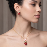 Juego de Collar y Aretes Bañados en Oro con Diseño de Flor de Cerezo Esmaltada y Fresa en Pavé de Circones Rojos - Imagen 2