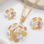 Juego de Collar y Aretes Bañados en Tres Oros con Diseño de Hojas Ovaladas Entrelazadas