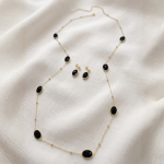 Juego de Collar Largo y Aretes Bañados en Oro con Piedras Ovaladas Negras Facetadas