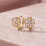 Argollas Huggies Bañadas en Oro con Diseño de Flor Calada y Circones en Talla Marquesa