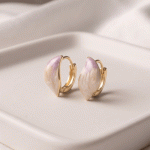 Argollas Huggies Bañadas en Oro con Diseño de Pétalo Orgánico Esmaltado en Tono Crema y Lila