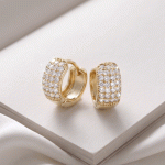 Argollas Huggies Anchas Bañadas en Oro con Pavé de Cuatro Filas de Circones