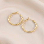 Argollas Medianas Bañadas en Oro con Diseño Torzal o Retorcido de Acabado Pulido
