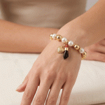 Pulsera de Esferas Bañadas en Oro y Perlas con Dijes de Protección y Corazón - Imagen 2