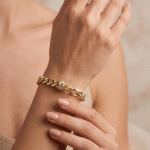 Pulsera Híbrida Bañada en Oro con Eslabones Combinados y Barril Texturizado con Circones - Imagen 2