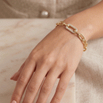 Pulsera Gruesa de Eslabones Bañada en Oro con Eslabón Central de Circonias Pavé - Imagen 2