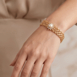 Pulsera Ancha Multicapa de Malla Entrelazada en Oro con Dije Sol de Perla y Circones - Imagen 2