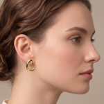 Aretes de Silueta Orgánica Envolvente Bañados en Oro - Imagen 2
