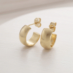 Semi Argollas Anchas Bañadas en Oro con Diseño Grueso Liso de Acabado Pulido