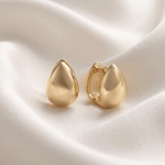 Argollas Huggies Bañadas en Oro con Diseño de Gota Abombada y Acabado Liso Pulido