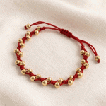 Pulsera Tejida en Hilo Rojo con Esferas Bañadas en Oro y Cierre Ajustable