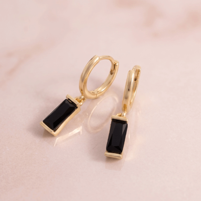 311 Aretes de Aro Bañados en Oro con Dije Rectangular Negro - Imagen 1