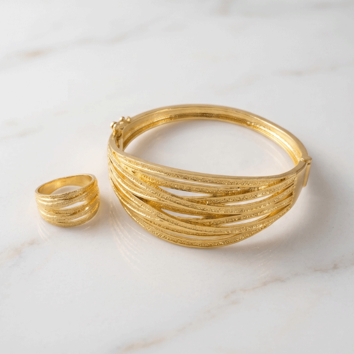 324 Combo Set de Pulsera y Anillo Bañados en Oro para Damas: Diseño de Hilos Cruzados con Acabado Diamantado Escarchado - Imagen 1