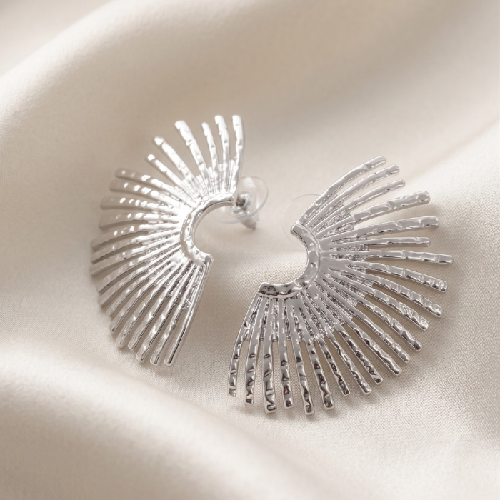 37 Aretes de Abanico Radiante con Textura Martillada Bañados en Plata - Imagen 1