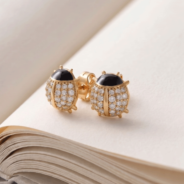 394 Aretes Topos para Damas Bañados en Oro con Diseño de Mariquita en Esmalte Negro y Circones - Imagen 1