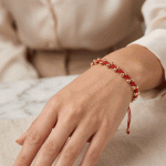 Pulsera Tejida en Hilo Rojo con Esferas Bañadas en Oro y Cierre Ajustable - Imagen 2