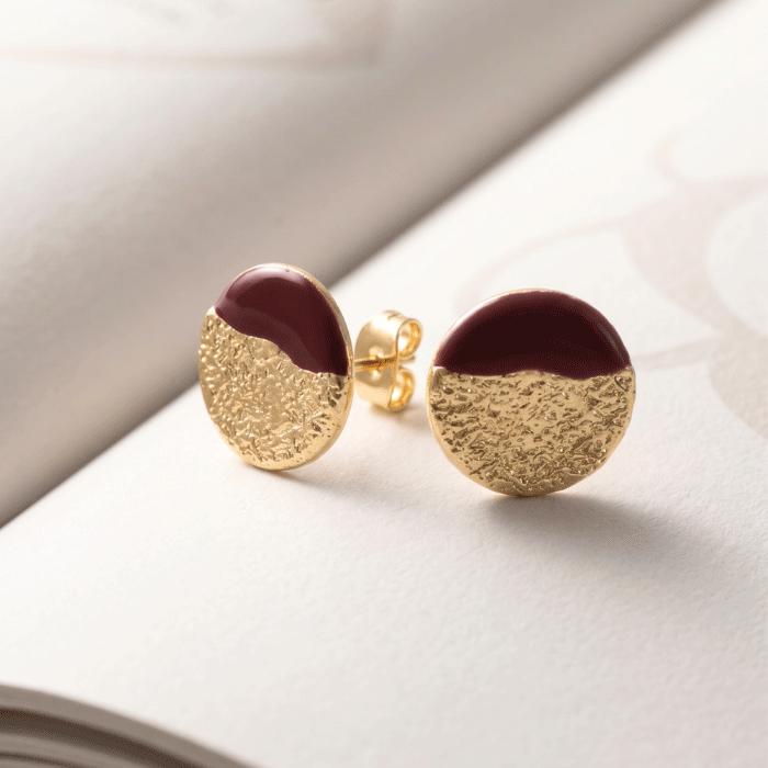 410 Aretes Topos para Damas Bañados en Oro con Diseño Circular, Textura Texturizada/Martillada y Esmalte Rojo Vino - Imagen 1