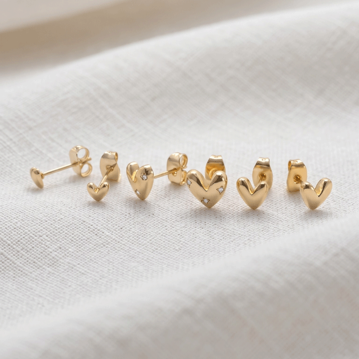 416 Combo de 3 Pares de Aretes Topos para Damas Bañados en Oro con Diseño de Corazones en Escala y Circones Engastados - Imagen 1