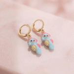 Aretes de Argolla Huggie para Niñas Bañados en Oro con Dijes Colgantes de Caballito de Mar Esmaltados