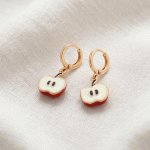 Aretes de Argolla Huggies para Niñas Bañados en Oro con Dijes Colgantes de Manzana Roja Esmaltados
