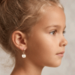 Aretes de Argolla Huggies para Niñas Bañados en Oro con Dijes Colgantes de Manzana Roja Esmaltados - Imagen 2