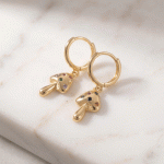 Aretes de Argolla Huggies para Niñas Bañados en Oro con Dijes Colgantes de Honguito y Circones Multicolor