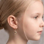 Aretes de Argolla Huggies para Niñas Bañados en Oro con Dijes Colgantes de Honguito y Circones Multicolor - Imagen 2