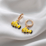 Aretes de Argolla Huggies para Niñas con Dije de Pez Payaso Esmaltado en Oro